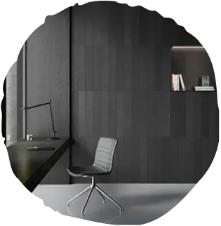 Interiér domácí pracovny s dominantním černým dřevěným obložením stěny z kolekce Oakcent Ink, které doplňuje minimalistický pracovní stůl a moderní šedá podlaha, čímž vytváří kontrastní a vysoce estetické pracovní prostředí.