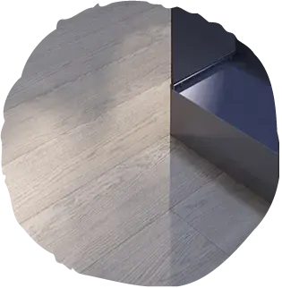 Detailní pohled na napojení dubové podlahy Oakcent z kolekce Smoke k sytě modrému interiérovému prvku, kde jemný šedavý dekor dřeva vytváří klidný a harmonický základ moderního obytného prostoru