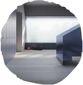 ndustriálně laděný interiér s dubovou podlahou Oakcent Smoke, která díky svému specifickému šedému tónu skvěle doplňuje kovové konstrukce, betonové povrchy a minimalistický design chodby.