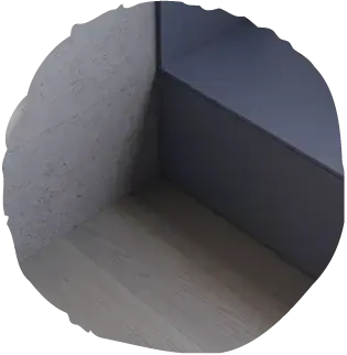 Detailní pohled na napojení dubové podlahy Oakcent z kolekce Smoke k sytě modrému interiérovému prvku, kde jemný šedavý dekor dřeva vytváří klidný a harmonický základ moderního obytného prostoru