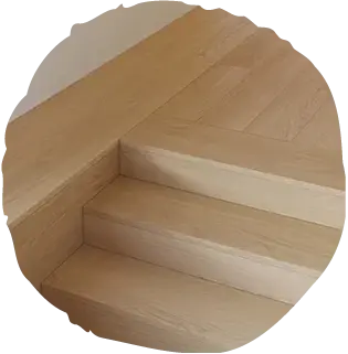 Detailní náhled na precizně opracované dubové schodiště Oakcent Sand, které díky své hřejivé barvě a čistým liniím přináší komfort a přirozenou eleganci do každodenního bydlení.