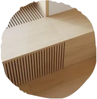 Detail rustikálního dubu Oakcent Sand s vertikálním lamelovým prvkem, který ukazuje, jak syrová krása dřeva a strukturované povrchy přibližují moderní interiér k přírodě.