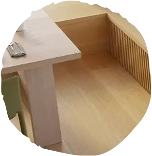 Detailní náhled na dubovou podlahu Oakcent Honey u lamelové stěny, kde medový odstín dřeva a minimalistické detaily navozují pocit harmonie a útulného domova.