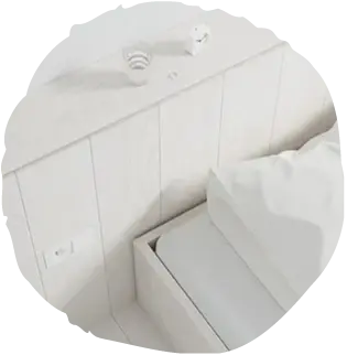 Detailní náhled na bílou dubovou podlahu Oakcent Ivory, která v kombinaci se světlým nábytkem a čistými liniemi vytváří prosvětlený interiér plný energie a svěžesti.