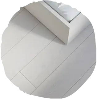 Detail textury dubových prken Oakcent Ivory, která slouží jako neutrální a čistý základ (Clean base), nechávající vyniknout ostatní barvy a doplňky v moderním bytě.