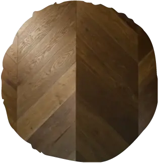 Detail precizního vzoru maďarského stromečku (Chevron) z kolekce Oakcent Heritage, jehož rafinovaná geometrie a špičková kresba dřeva vytvářejí luxusní atmosféru s trvalou hodnotou.