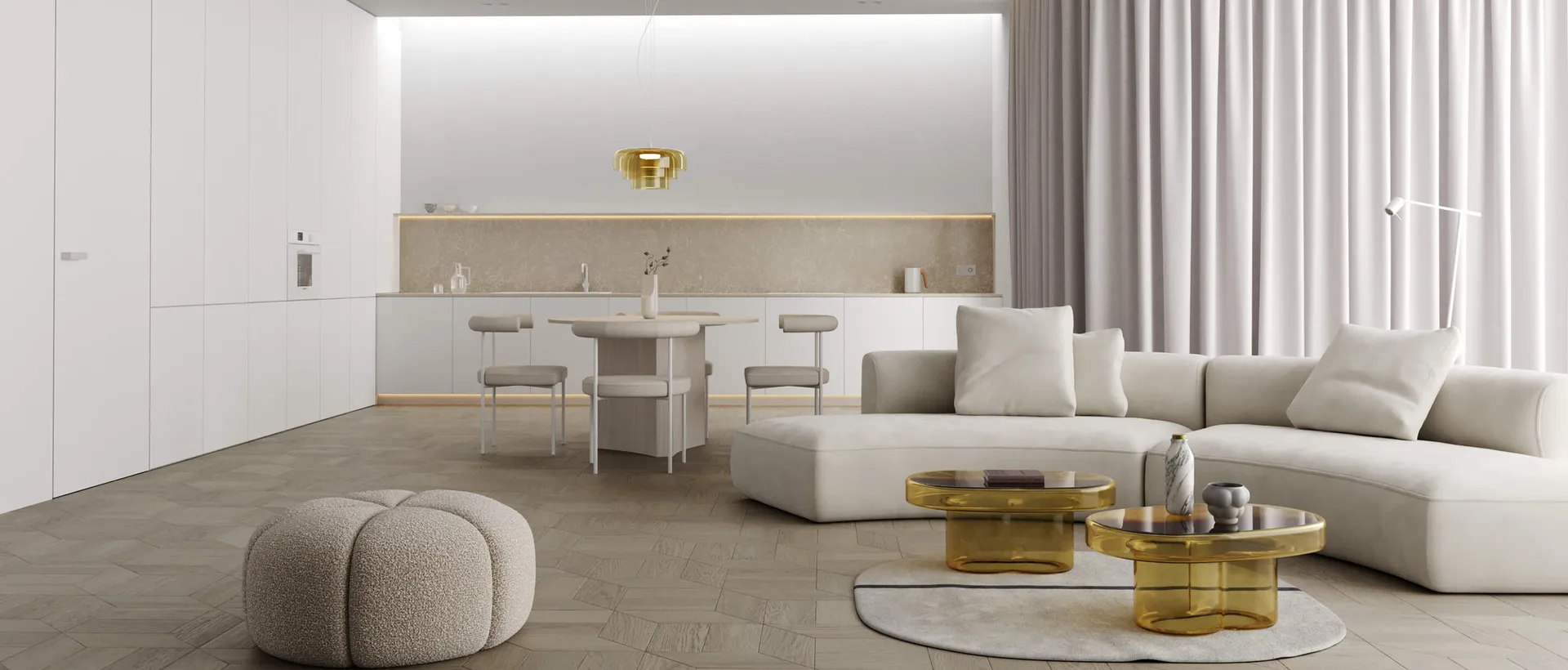 Moderní minimalistický obývací pokoj v rámci sekce Servis a opravy se světlou dubovou podlahou položenou do vzoru stromečku, kterou doplňuje velká bílá modulární pohovka, designové skleněné stolky a čistě bílá kuchyňská linka v pozadí.